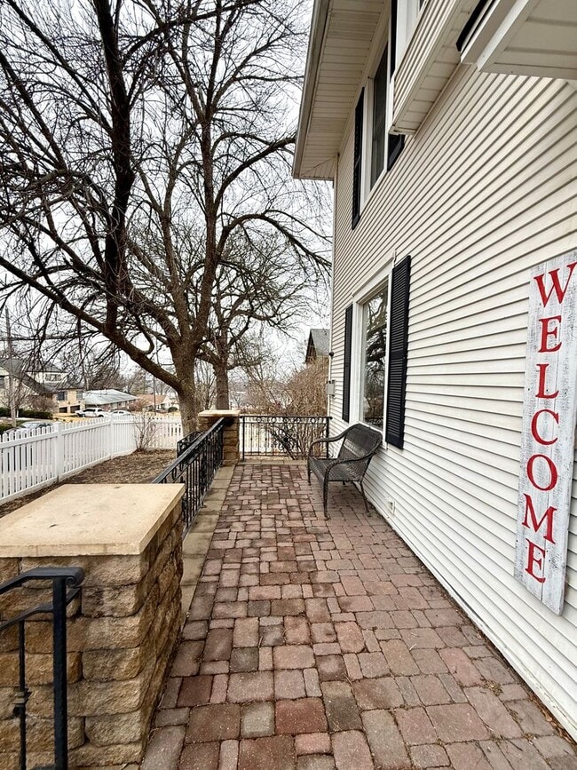 Foto del edificio - Grand Historic 5-Bedroom Home | Sunrooms, Fireplace, & Incredible Space