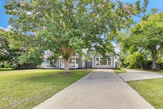 Foto del edificio - Gorgeous 4 bedroom, 3 1/2 bathroom home wi...