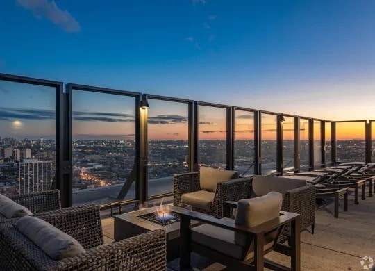 Building Photo - 530 W Hawthorne Pl