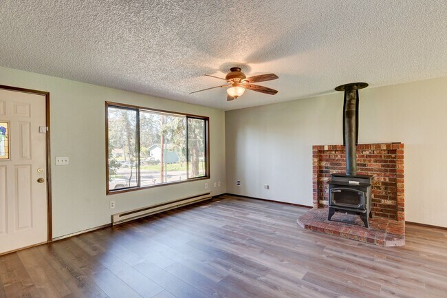 Foto del edificio - 3 Bedroom, 2 Bath with Garage and Fenced Yard