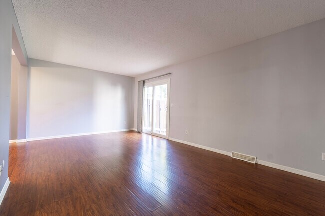 Foto del edificio - 2363 Dorland Ln E