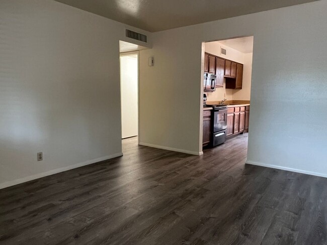 Building Photo - Tempe 2 Bed & 1 Bath End Unit Tri-plex Clo...