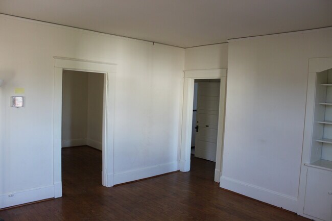 Building Photo - 306 N East St