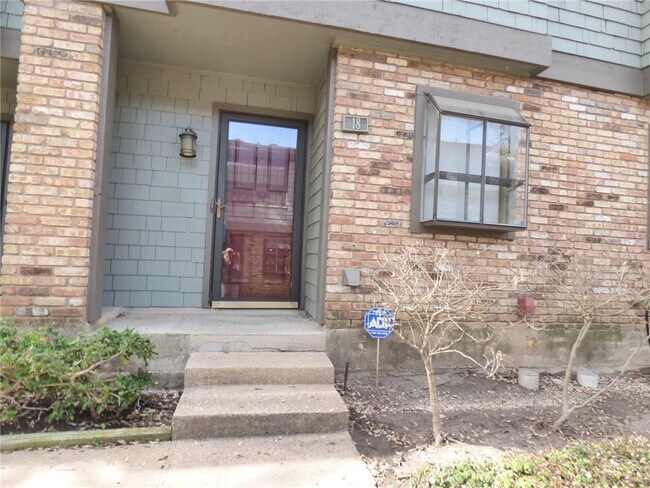 Foto del edificio - 7122 Wood Hollow Dr
