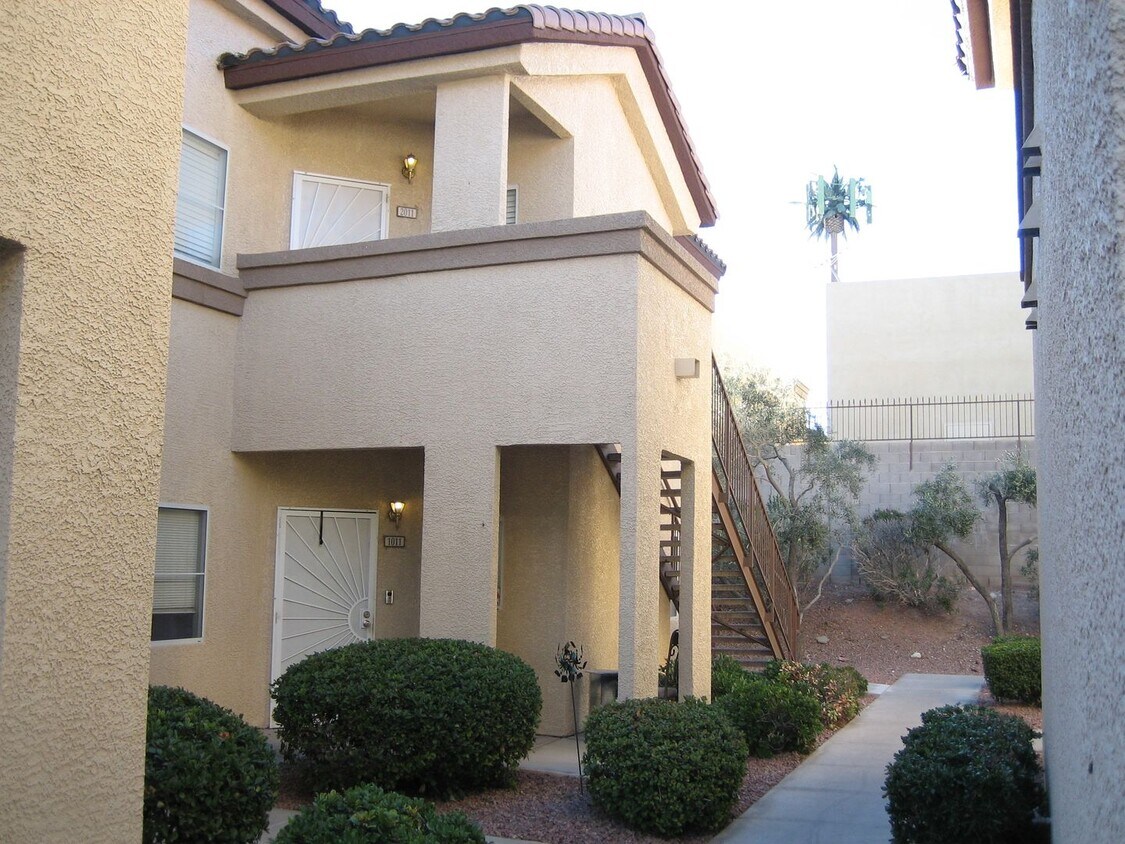Primary Photo - Condo on 2nd floor - Move-in Ready - 3 bed...