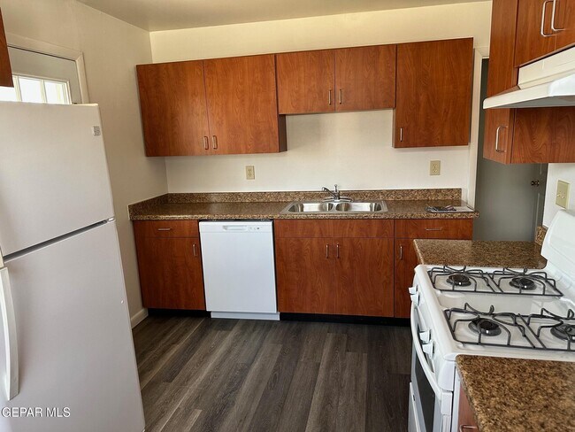 Foto del edificio - 4921 Mcgregor Dr