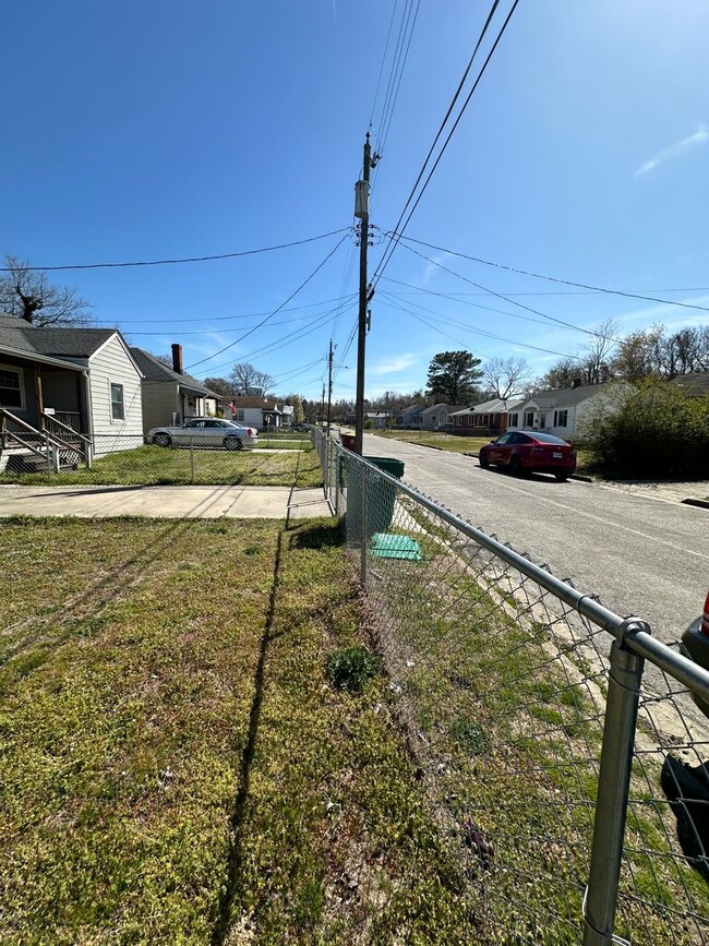 Building Photo - 2 bed house with big yard in Petersburg Va!