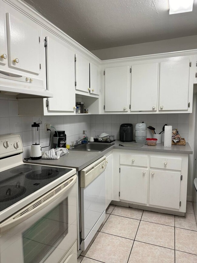 Building Photo - 9440 Fontainebleau Blvd
