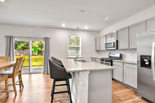 Foto del edificio - 8023 Cedar Mdws Ln