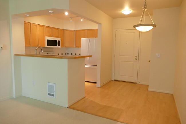 Building Photo - Light and Bright 1 Bedroom Condo at the Ba...