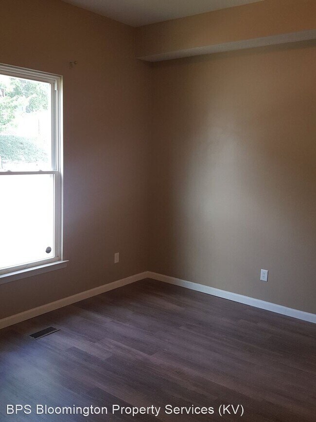 Foto del edificio - 5 br, 2 bath House - 301 E 10th St