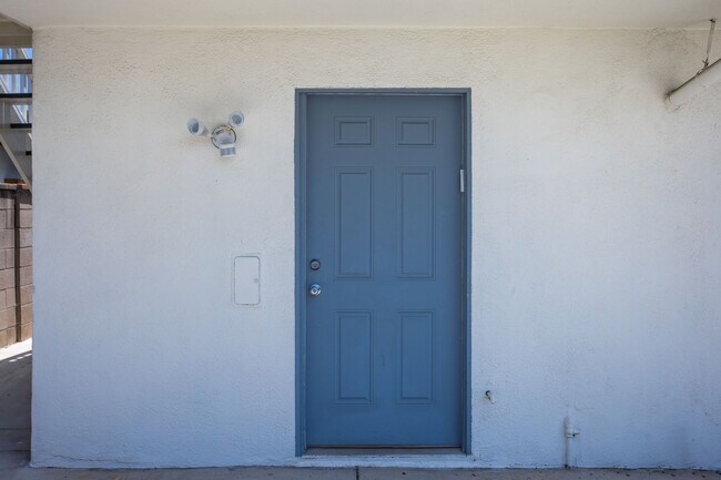 Building Photo - 1238 S Mullen Ave