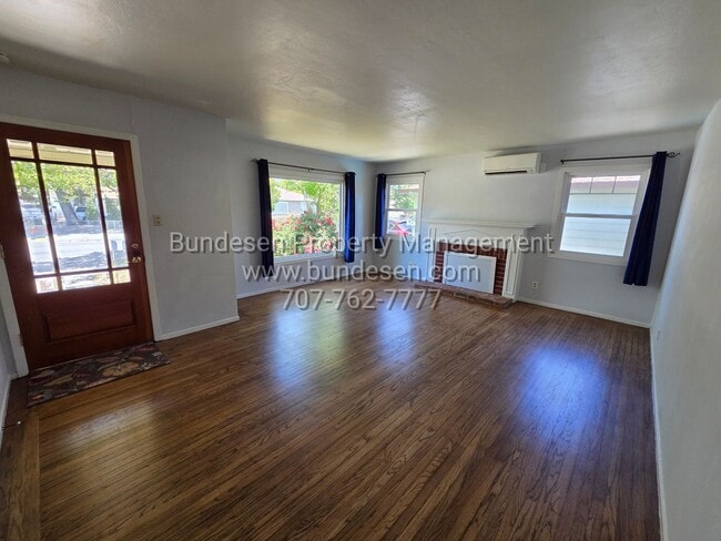 Foto del edificio - Beautiful 2 bedroom, 1 bath in the desirable Montgomery Village neighborhood - Santa Rosa