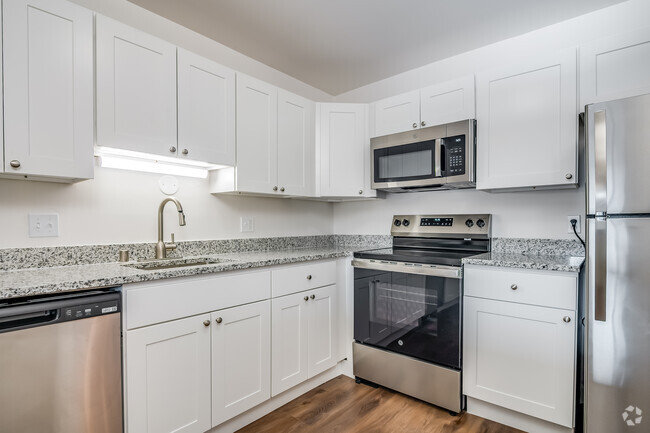 1BR, 1BA - 844SF - Kitchen - Foxcroft Apartments
