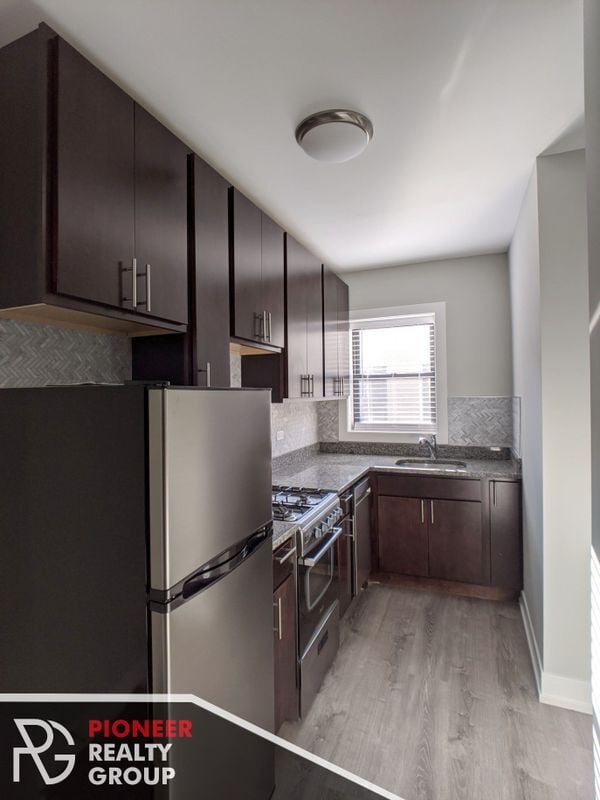 Building Photo - 427 W Belden Ave