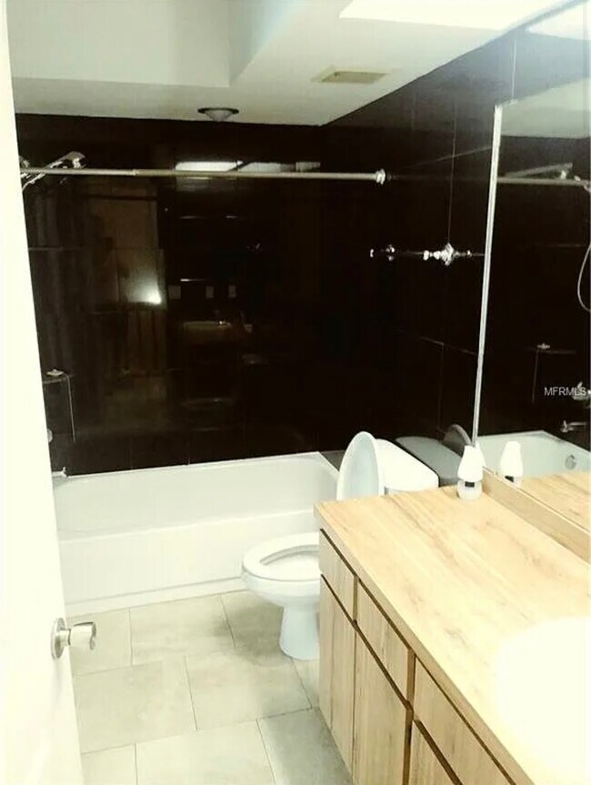 Baño actualizado - 3001 S Pines Dr