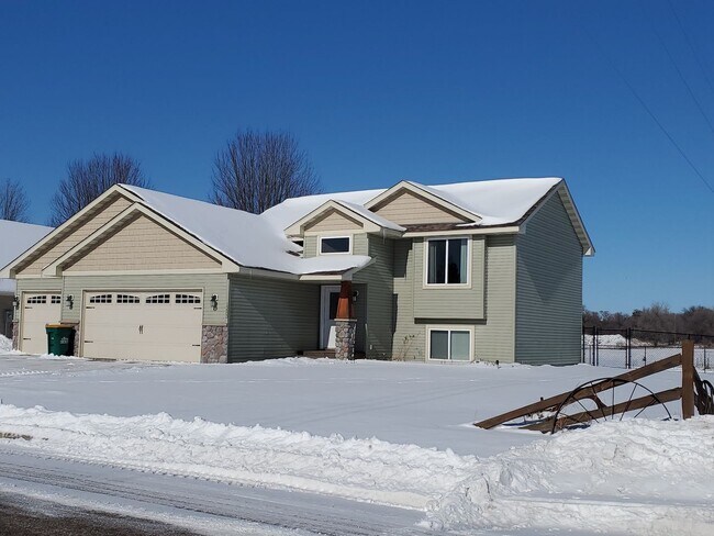 Building Photo - 1283 Blue Jay Pl