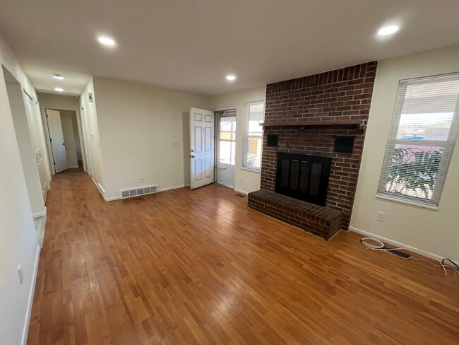 Building Photo - Spacious 4 bed 2 bath Townhouse Near Fitzs...