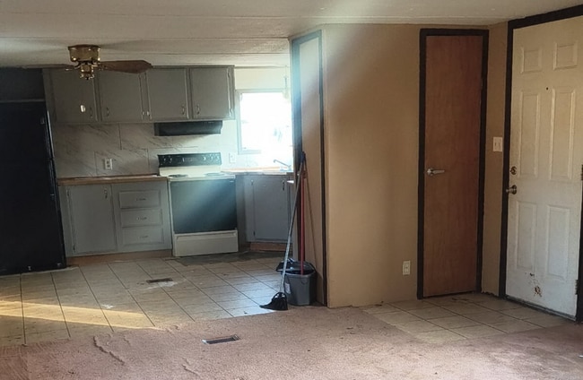 Building Photo - 615 S Bell St