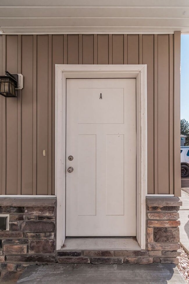 Building Photo - 654 S Saturn Ave