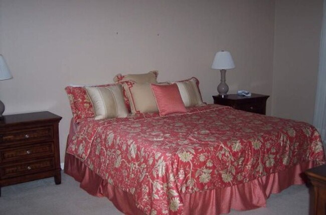 Foto del edificio - Beautiful Condo with Lake View