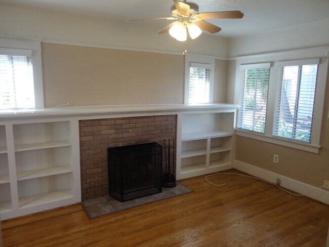 Building Photo - Two Bedroom One Bath Cottage with Hardwood Floors and Patio! Move in Special $1000 off 1st Month'...