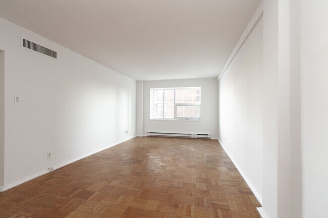 Photo du bâtiment - 49 St Clair Ave W