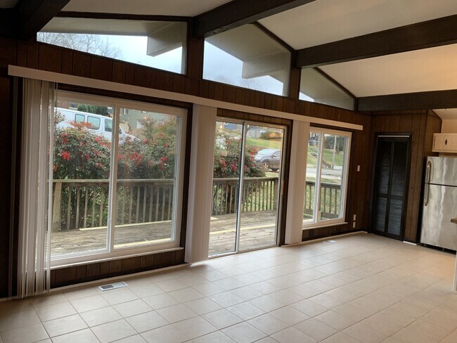 Floor to Ceiling Windows! Exposed Beams! Flodded with Natural Light! - 519 E Churchwell Ave