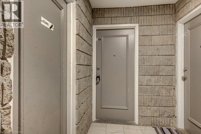 Photo du bâtiment - 380 Admiral Dr