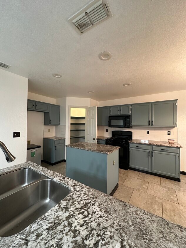 Foto principal - 2404 S Fresno Ave