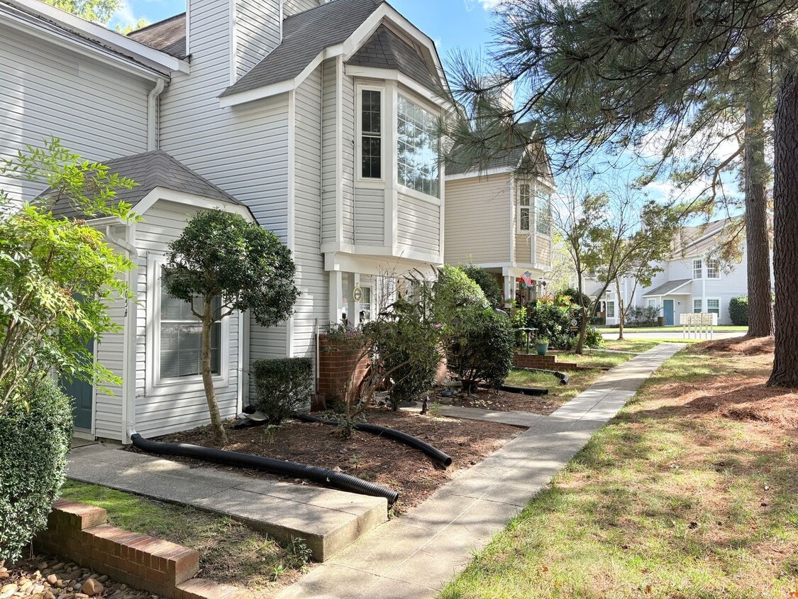 2 bedroom condo close to W&M - 105 Stratford H