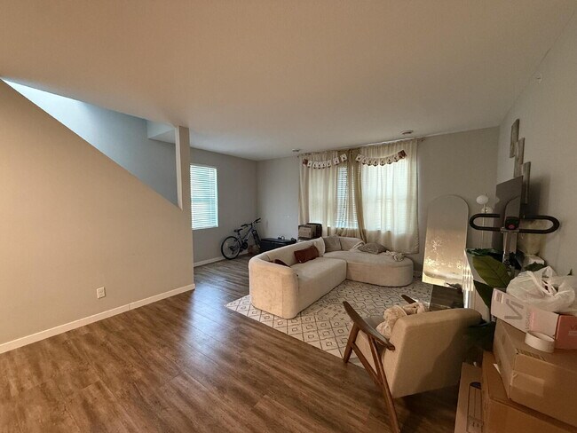Foto del edificio - Prime Location Giant four-bed two-bath off Greenway in Longfellow!