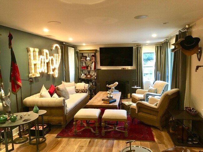 Building Photo - Fully Furnished Stunning Calistoga Retreat