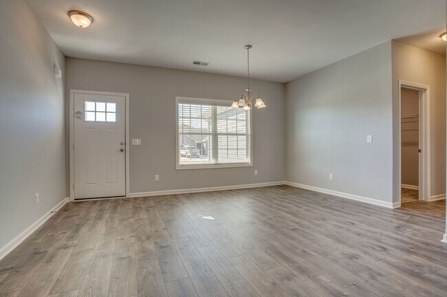 Foto del edificio - PRIVACY FENCED YARD:  One-Level Home Desig...