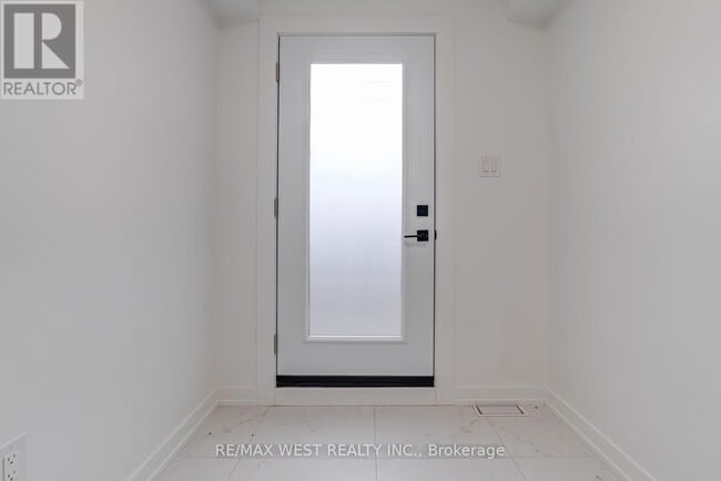 Building Photo - 152 Clarence St