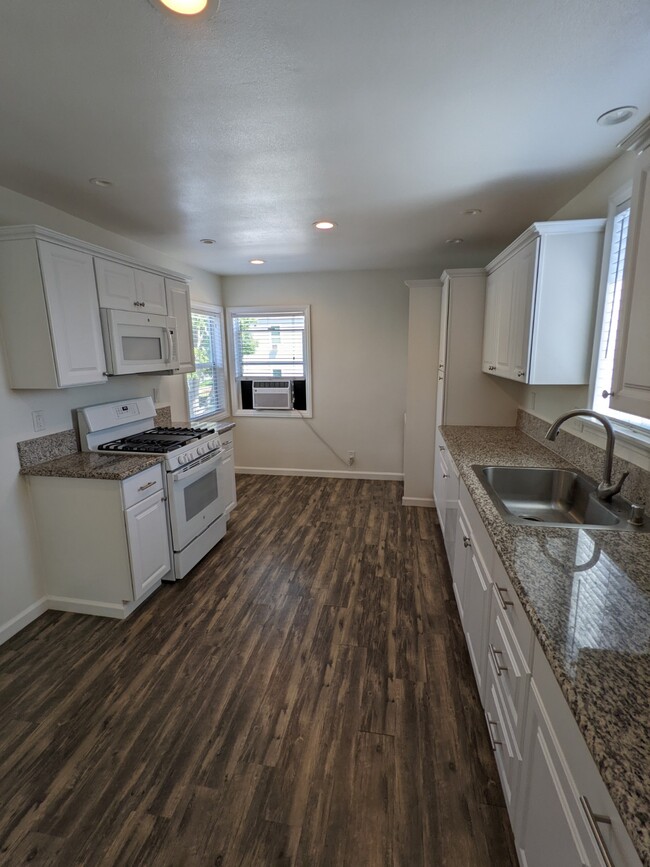 Building Photo - 1717 N Glenoaks Blvd