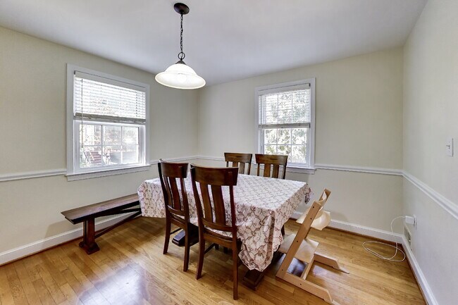 Foto del edificio - Beautiful Brick Home in the Heart of Chevy Chase