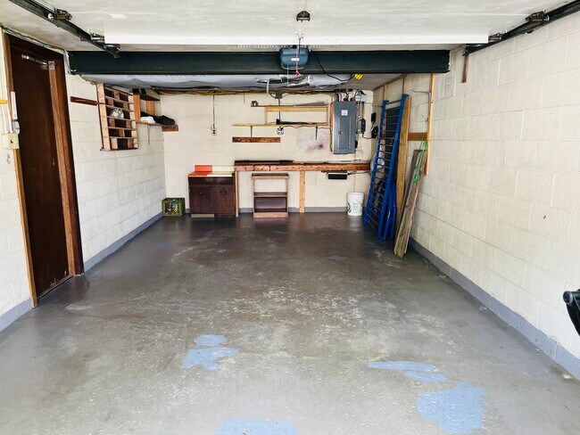 Building Photo - 475 Mohican Ave