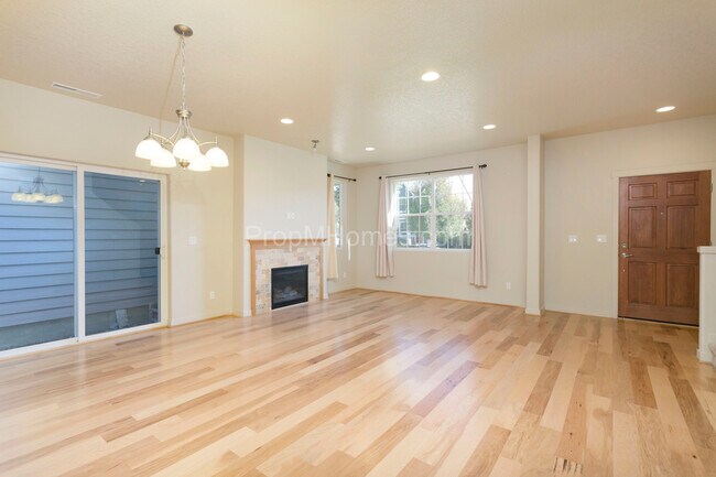 Building Photo - Beautiful Newer Three Bedroom Tigard Home ...
