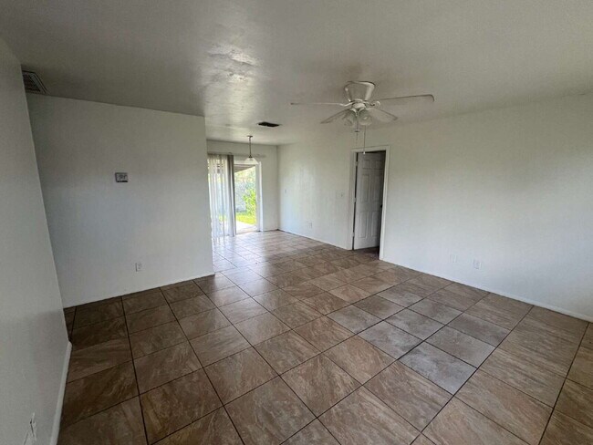 Building Photo - Spacious 3BR/2BA Home with Open Yard Unbeatable Value in Lehigh Acres!