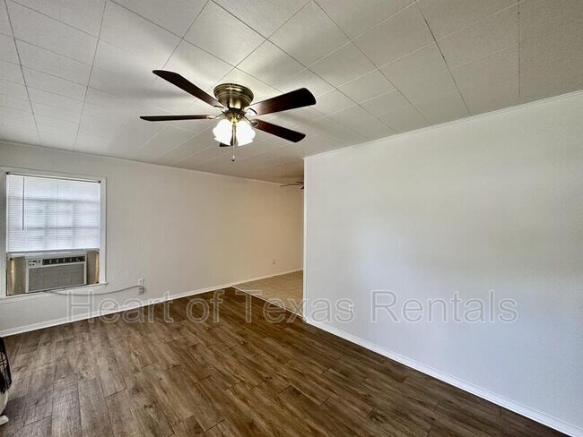 Foto del edificio - 4000 Maple Ave