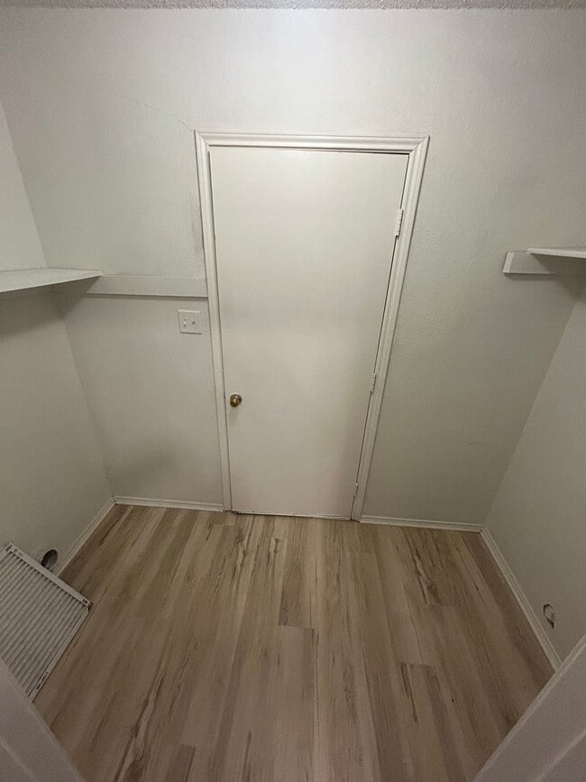 Foto del edificio - Ready to Move in... Do not miss this house...