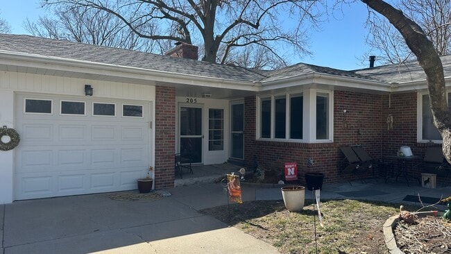 Building Photo - 205 Lakewood Dr