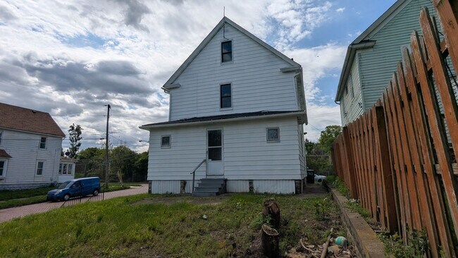 Foto del edificio - Spacious 5-bedroom, 1-bath home offers flexible living across multiple levels in Akron