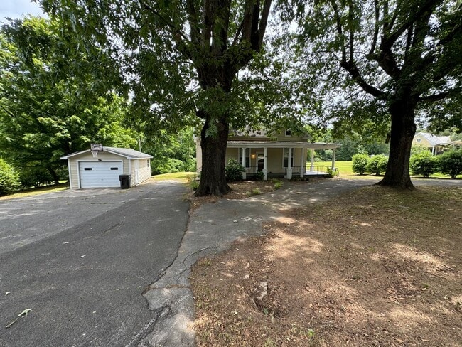 Building Photo - Large Historical 3/2 House in Summerville-...