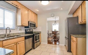 Building Photo - 211 Summers Ct
