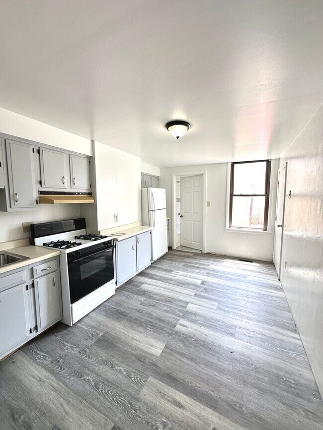 Foto del edificio - Updated 1 Bed, 1 Bath First Floor Unit in South Side - Private Entrance, Laundry in Basement - Av...