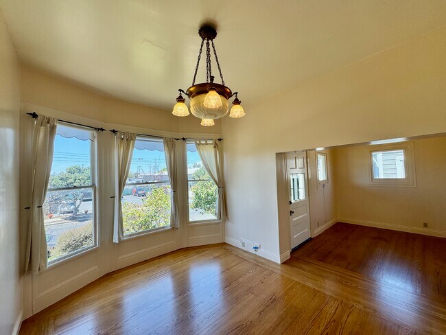 Front Room/ Living Room w/ view of entry way - 1910 Union St