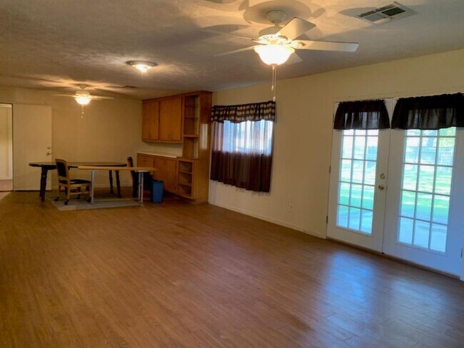 Building Photo - 1540 Calvit St