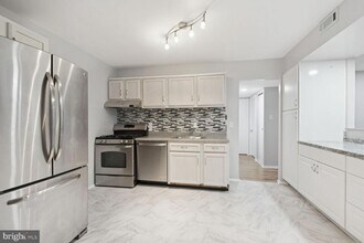 Building Photo - 1635 Parkcrest Cir